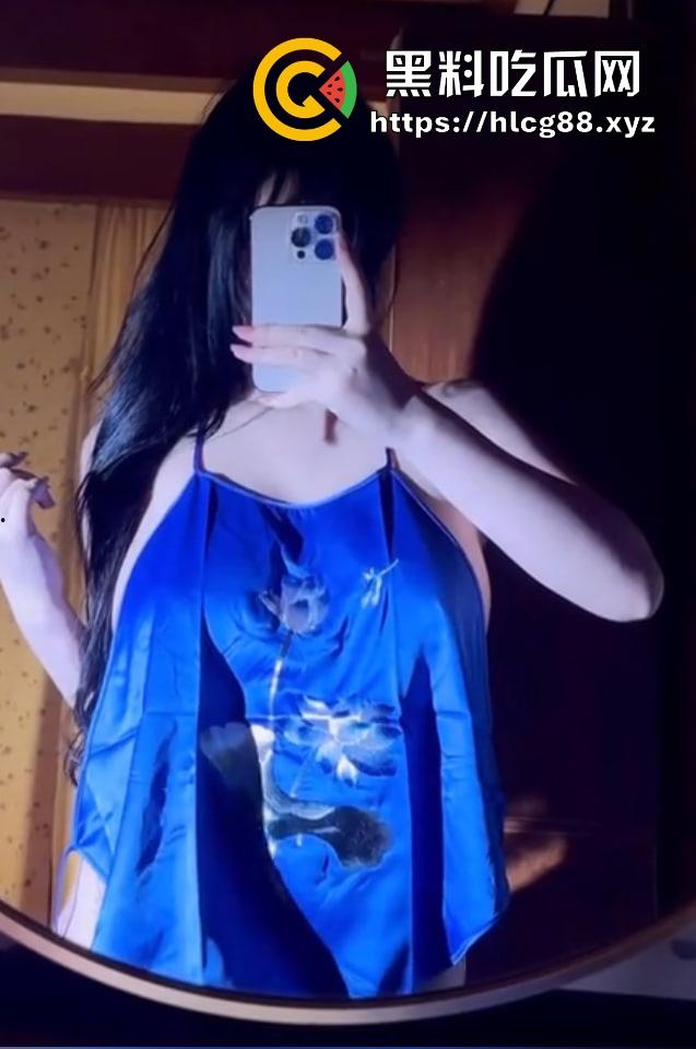 抖音『羊咩咩』童颜巨奶桃臀骚炸天,卖逼视频气疯榜一大哥,他怒甩她丁字裤被操烂的证据!-8