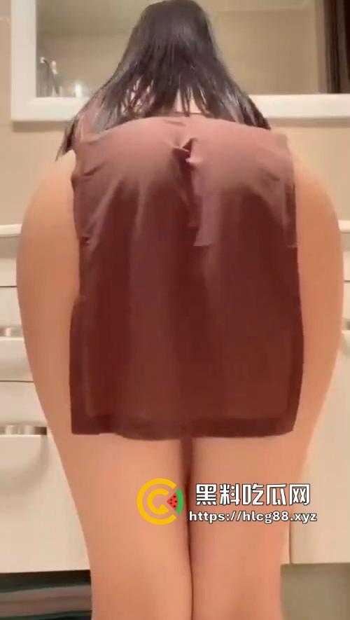 抖音『羊咩咩』童颜巨奶桃臀骚炸天,卖逼视频气疯榜一大哥,他怒甩她丁字裤被操烂的证据!-18