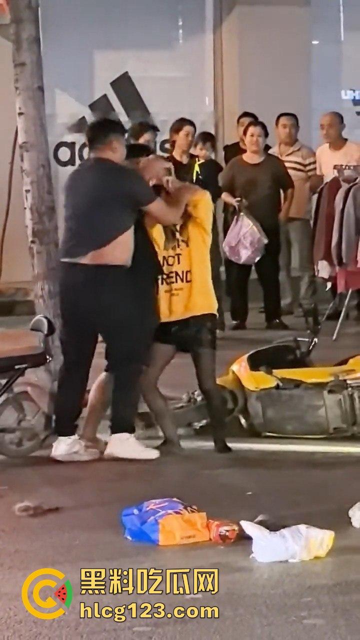 江西某步行街,父亲发现女儿出去鬼混当场跟精神小伙拉扯起来-7