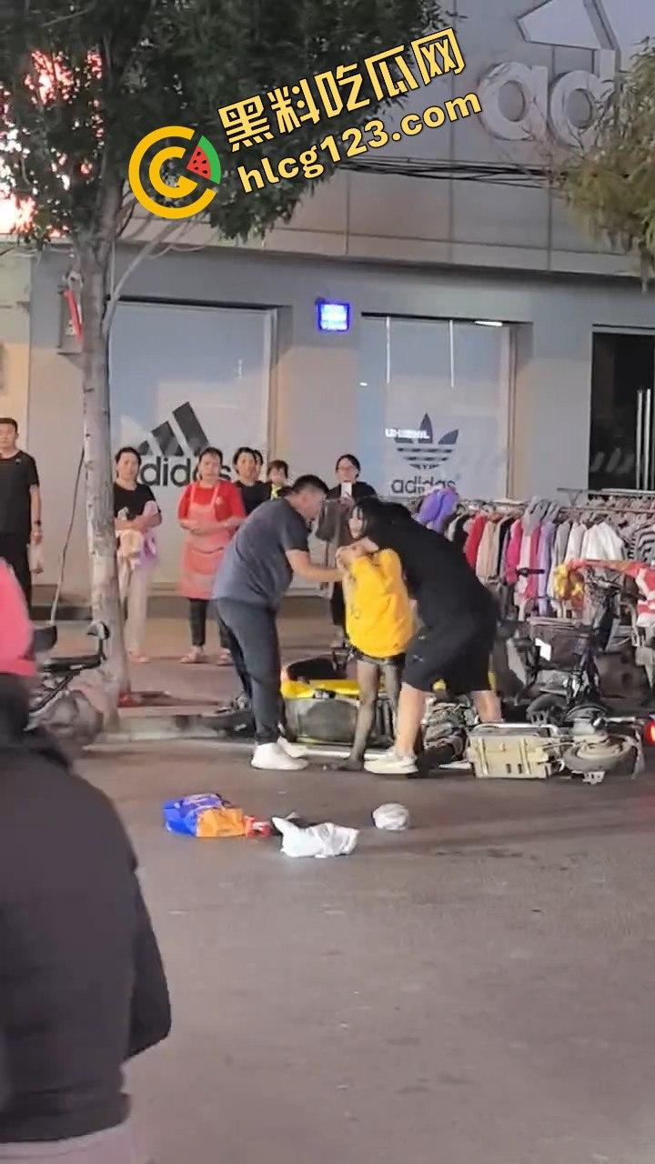 江西某步行街,父亲发现女儿出去鬼混当场跟精神小伙拉扯起来-8