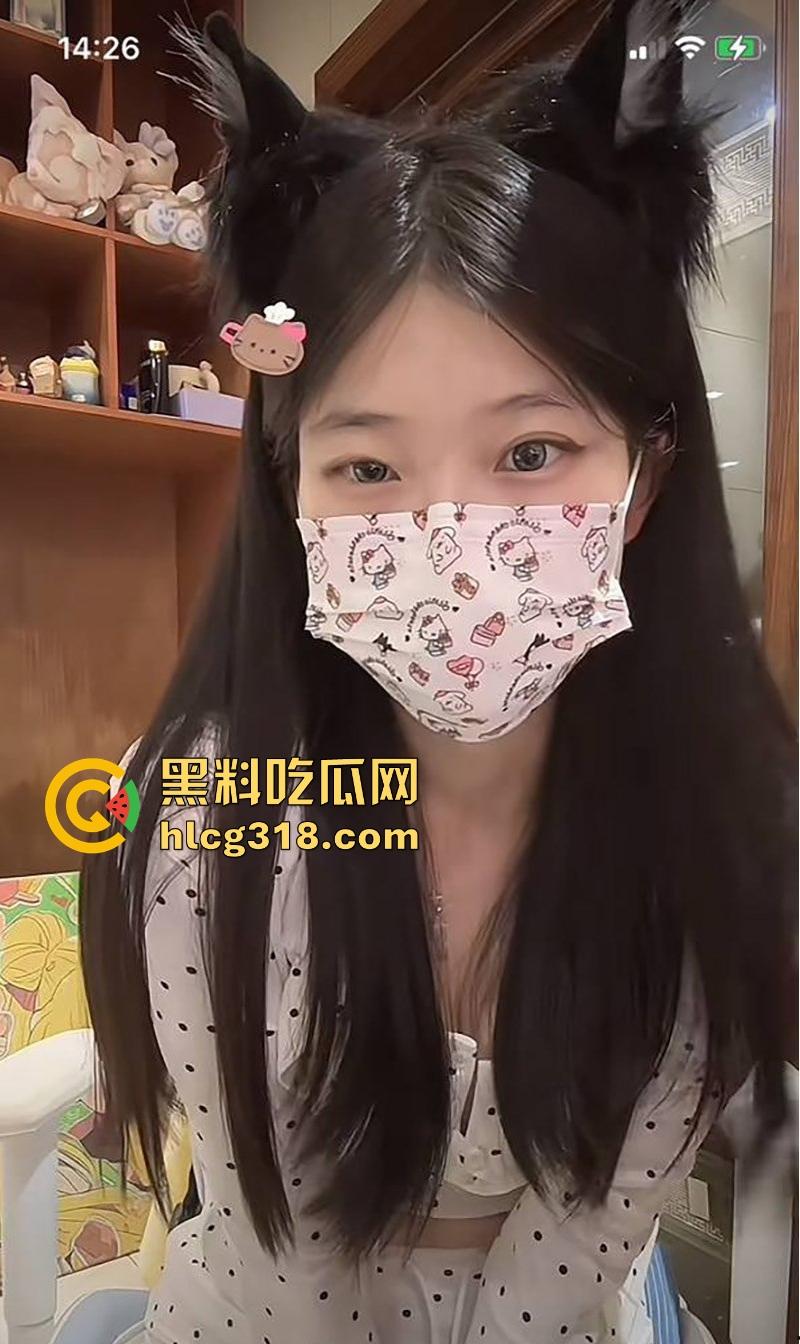 抖音萝莉网红【雪顶蛋糕】私拍福利流出,丝足羞辱比基尼揉奶,清纯的脸蛋粉嫩的穴,这也太反差了!-2