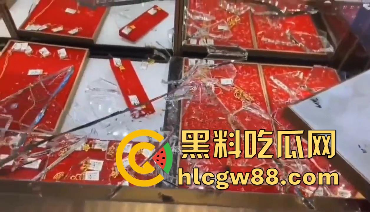 海南陵水新华街中国珠宝遭撬门进屋偷盗 大量黄金丢失 3名嫌犯以快速抓到1名到现场指认-11