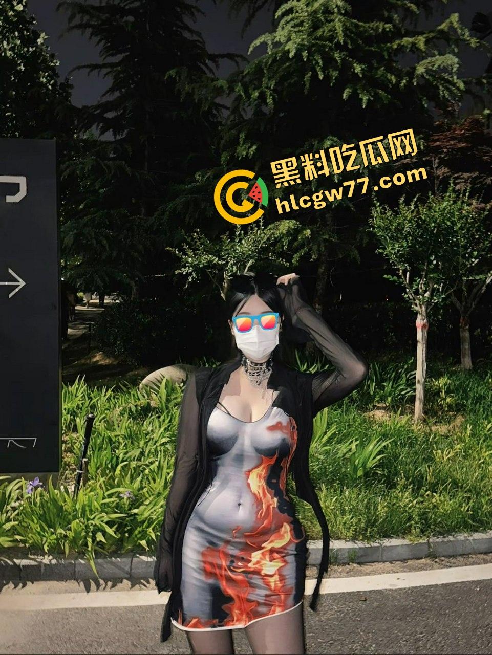 SM圈『小什么西』性虐视频流出，黑丝蜜桃臀倒吊抽鞭滴蜡，这骚M谁看了不心动？-3