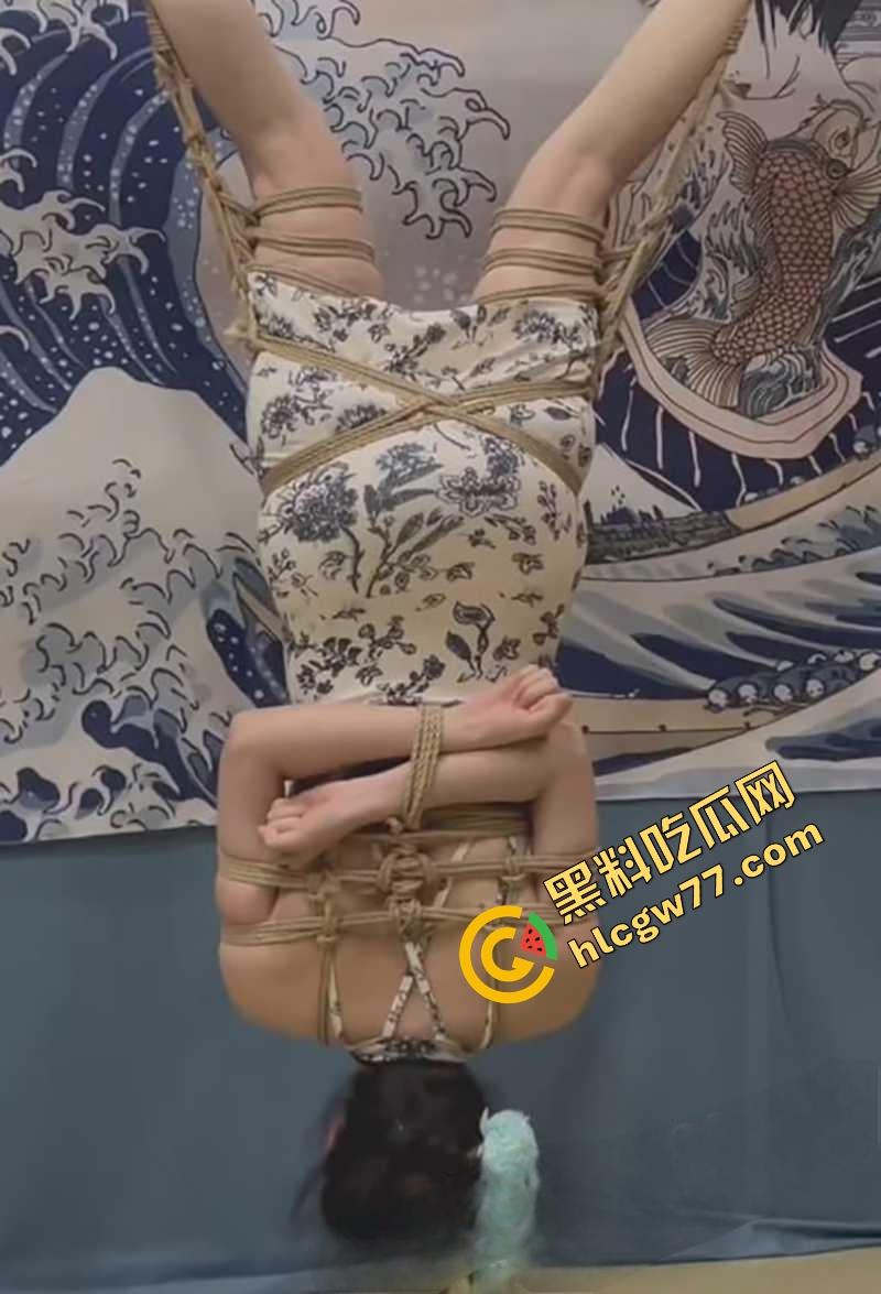 SM圈『小什么西』性虐视频流出，黑丝蜜桃臀倒吊抽鞭滴蜡，这骚M谁看了不心动？-5