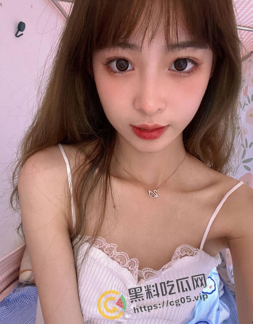 北京互联网大厂秘书 背地里给老板当泄欲工具 跟老板出差被厕所摁头爆操 老板把录像流出-1