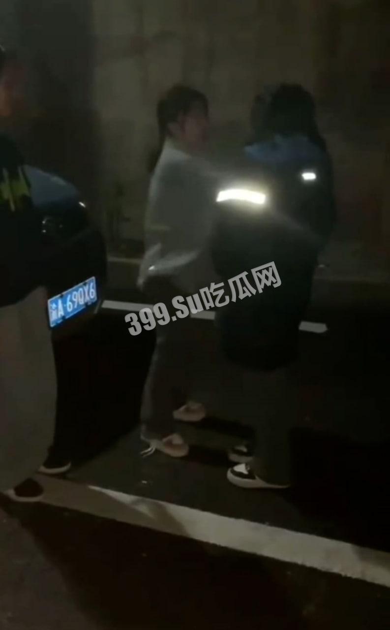 重庆市奉节县实验中学初中生校园霸凌事件 受害女生被多人扯头发、疯狂扇耳光-5