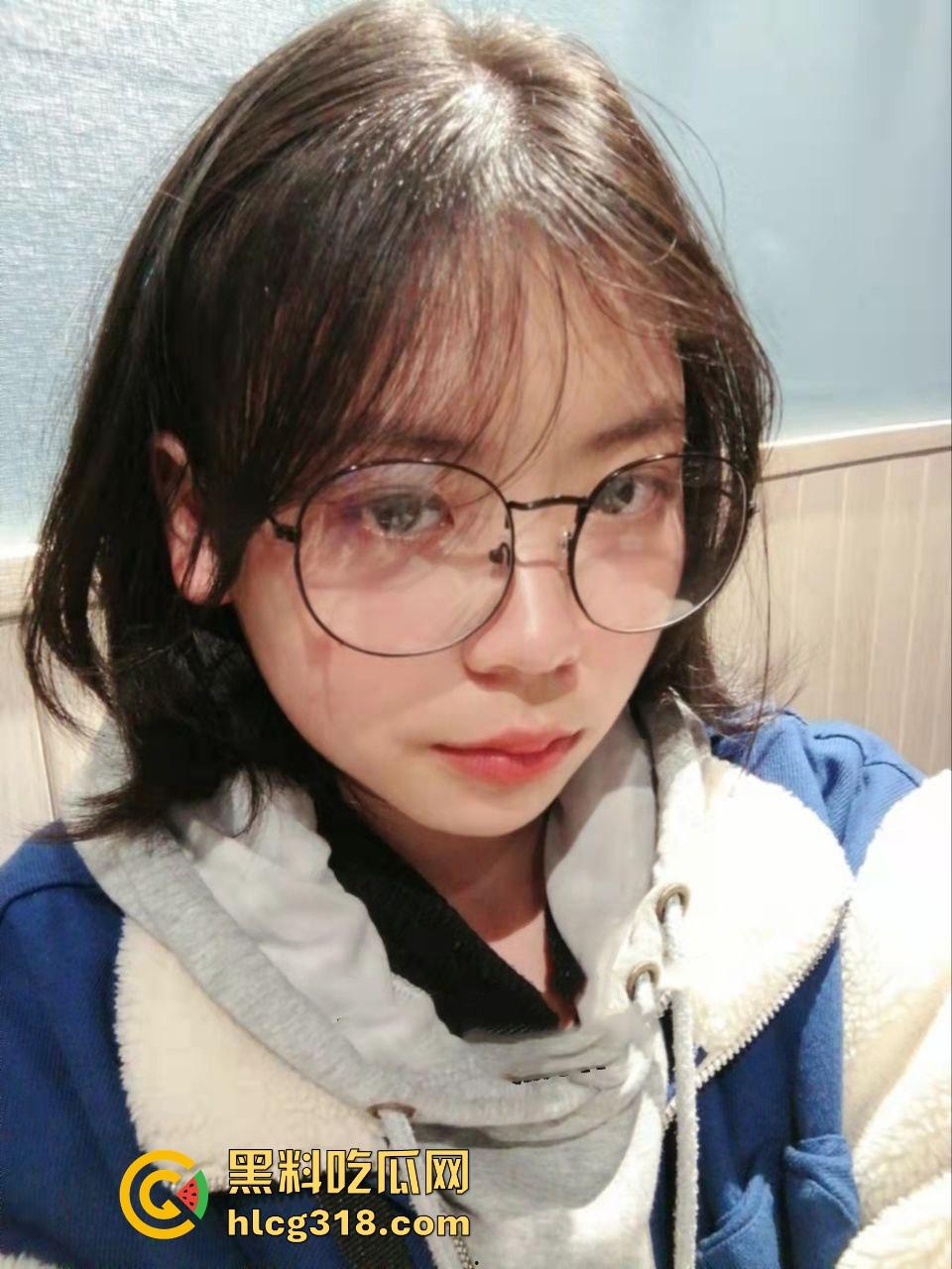 广西职业学院嫩妹【黄语莹】自慰视频曝光！清纯学妹化身欲望女王，手指轻舞抚摸敏感地带，令人欲罢不能！-4