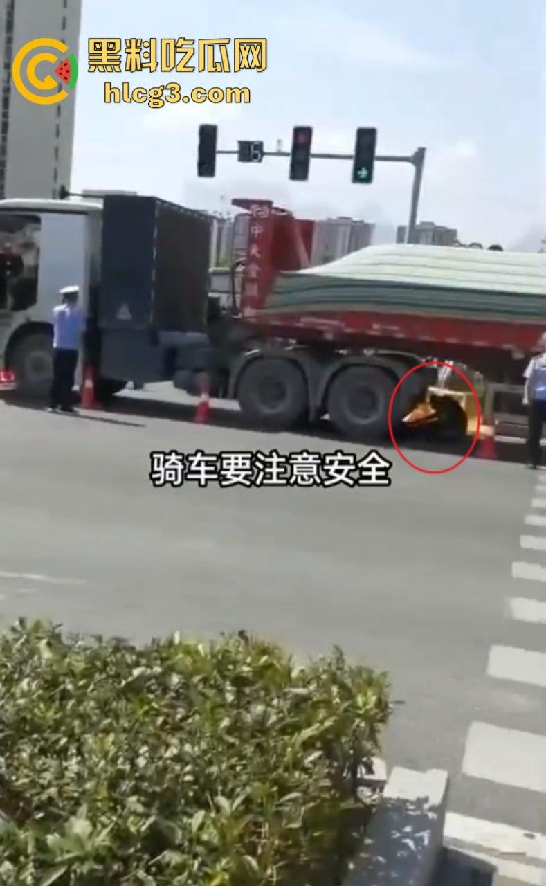 震惊!张家界一女子被大车卷进车底 头颅瞬间被轧爆压成肉饼!-1