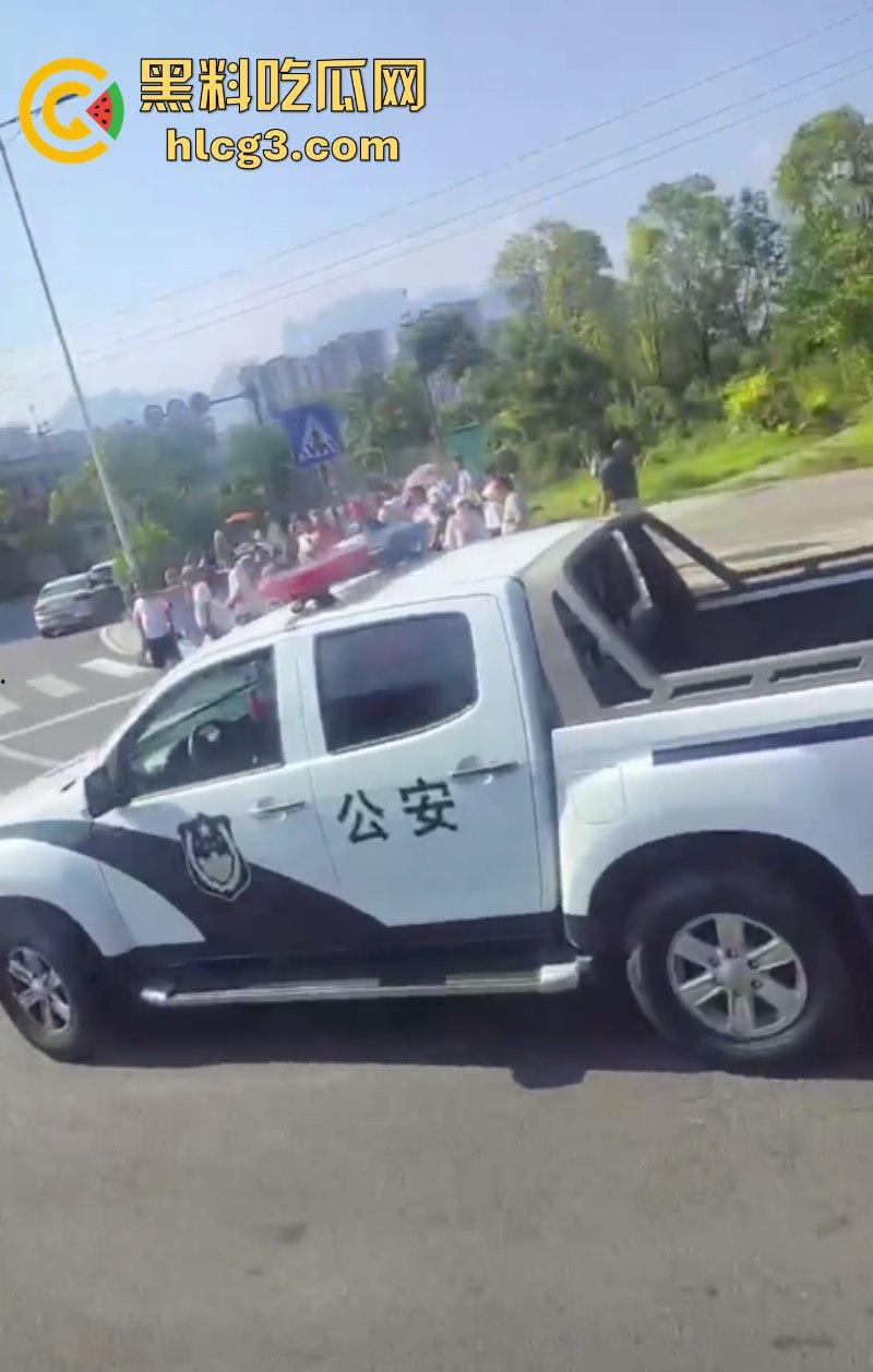 震惊!张家界一女子被大车卷进车底 头颅瞬间被轧爆压成肉饼!-2