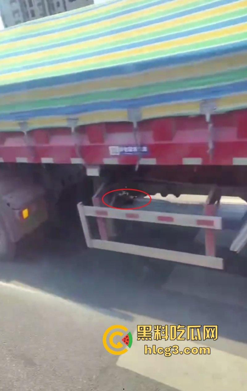 震惊!张家界一女子被大车卷进车底 头颅瞬间被轧爆压成肉饼!-3