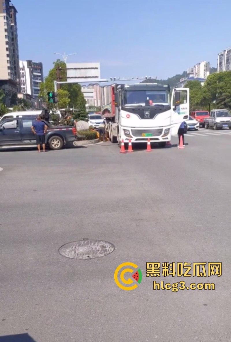 震惊!张家界一女子被大车卷进车底 头颅瞬间被轧爆压成肉饼!-5