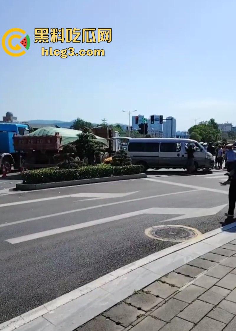 震惊!张家界一女子被大车卷进车底 头颅瞬间被轧爆压成肉饼!-8