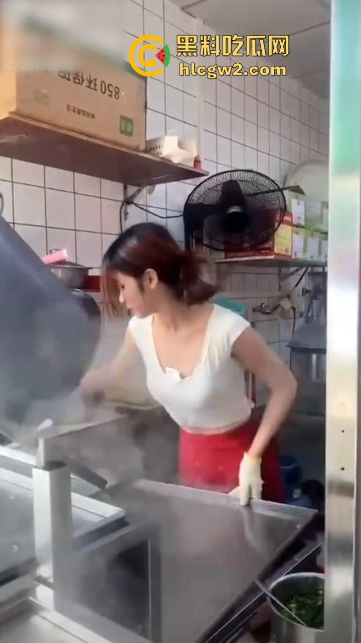 这么卷吗？广东中山市网红店【肠粉姐姐】黑丝长腿大美女现在卖肠粉都需要低胸职业装-7