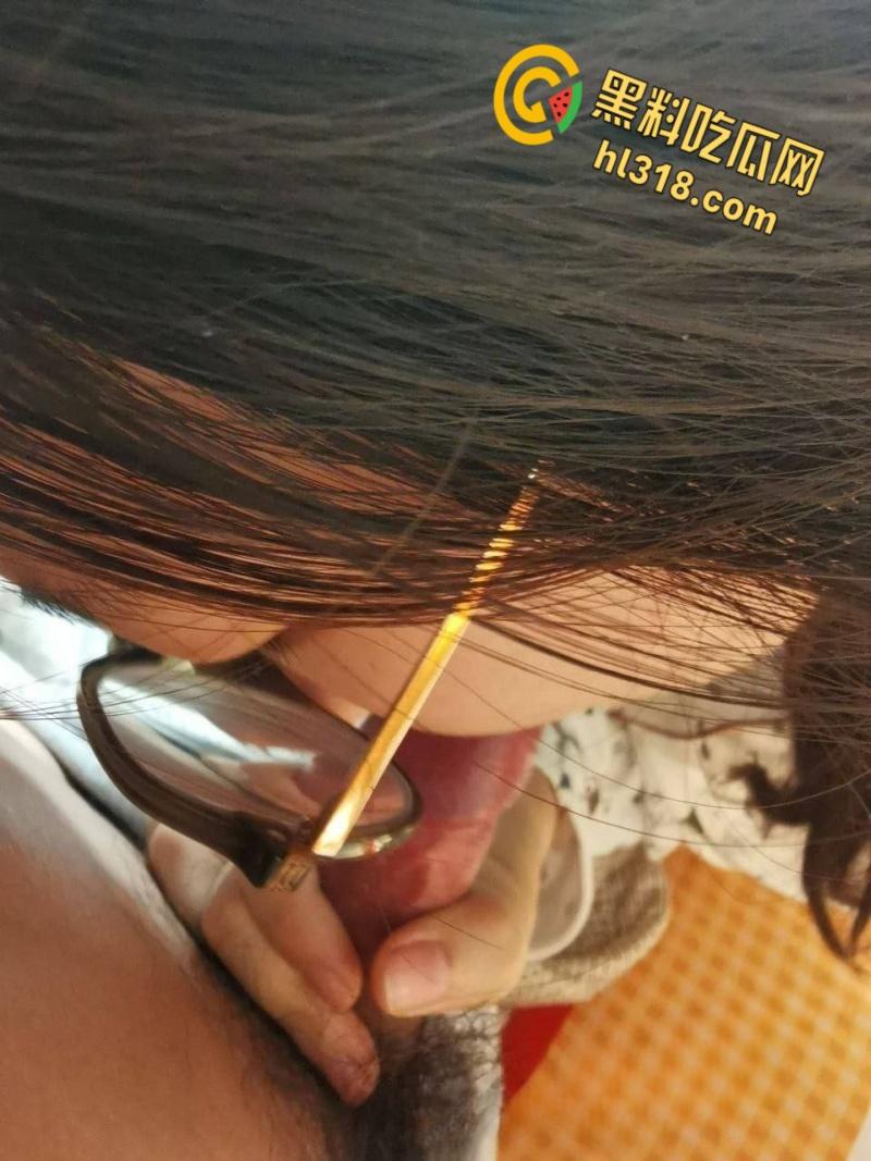 青岛大学眼镜妹【文钰】,主动跪舔男友大屌,口技精堪疯狂榨精,十个眼镜九个骚,四眼妹从不让人失望 !-6