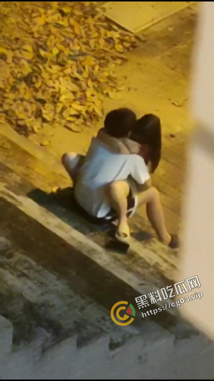 城市学院 小情侣校园路灯下台阶户外活动 被女生宿舍全程偷拍下来 还带解说野战-1