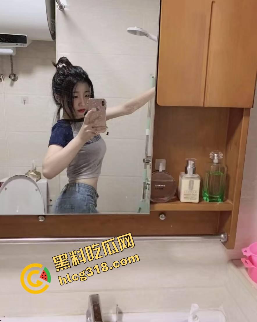 被当人肉飞机杯内射，骚穴一插到底，装不下精子都还要继续被干，真他妈太涩太带劲！-7