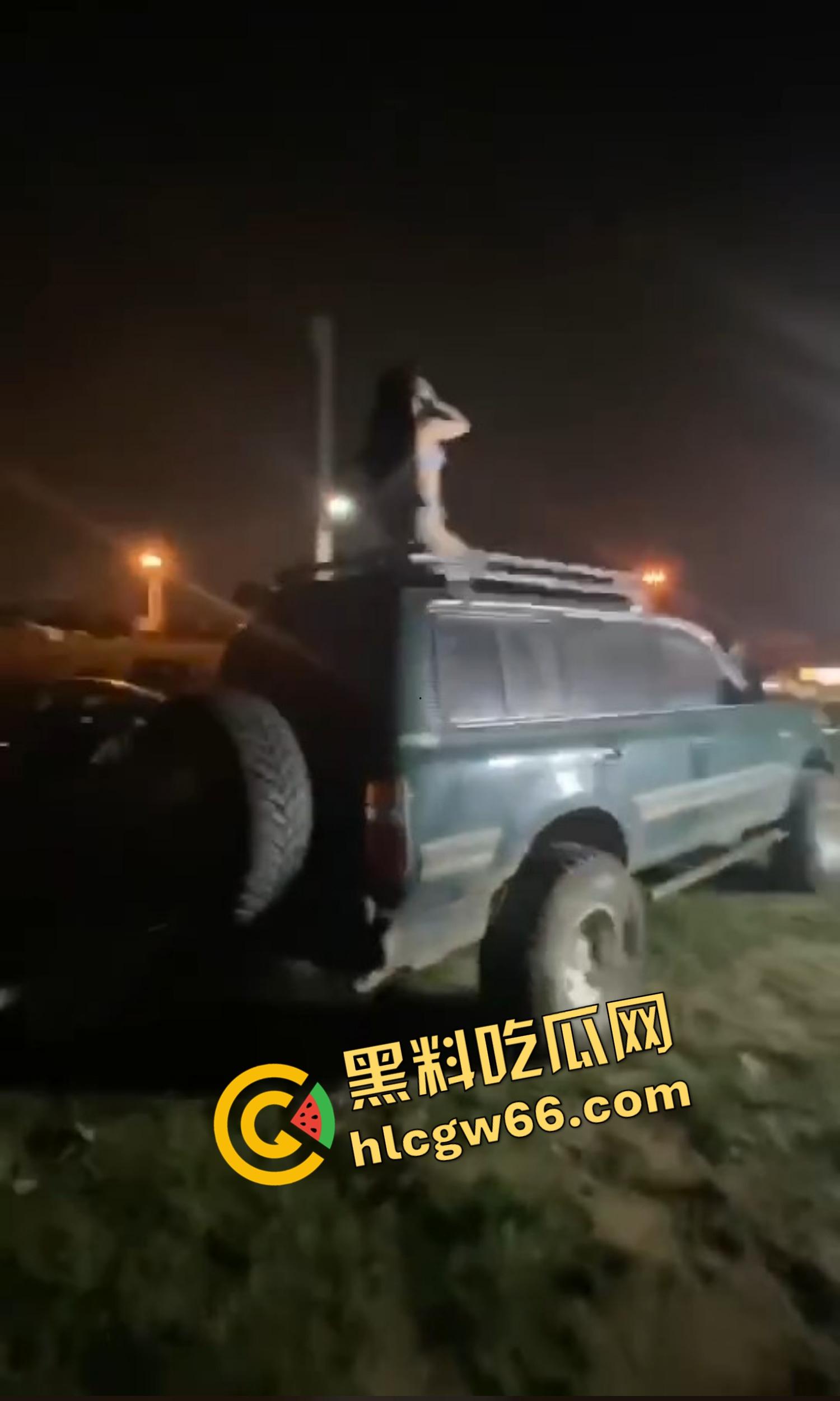 看完这场车友会直接原地升天,一群比基尼嫩模车顶扭屁股跳骚舞,屁股扭得像装了发动机,场面淫得离谱!-9