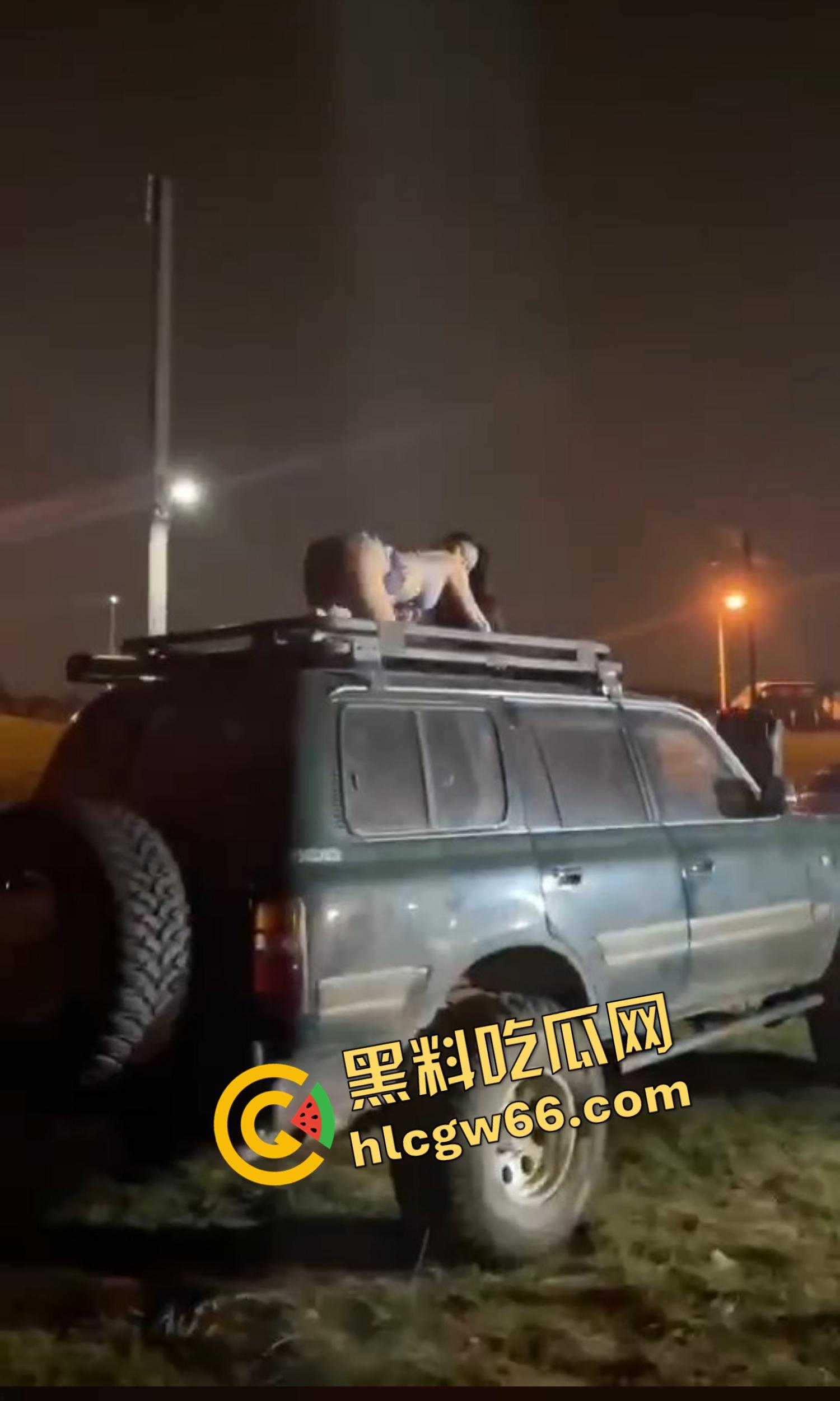 看完这场车友会直接原地升天,一群比基尼嫩模车顶扭屁股跳骚舞,屁股扭得像装了发动机,场面淫得离谱!-10