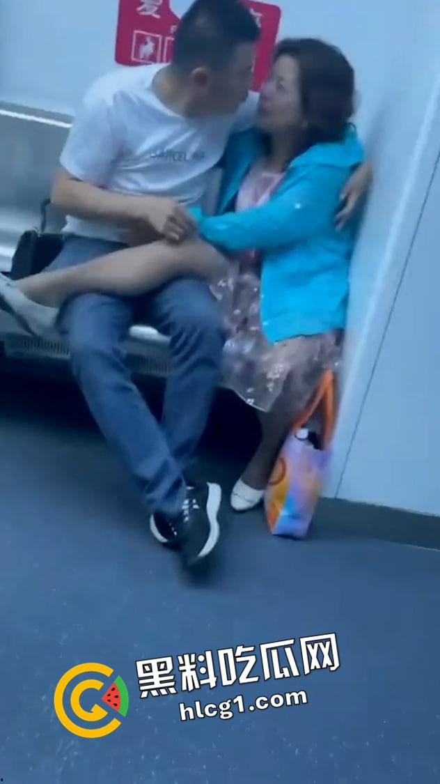 地铁上的炸裂时刻 中年夫妻秀恩爱 抠逼亲嘴完全不害臊 全程跟拍辣眼睛-1