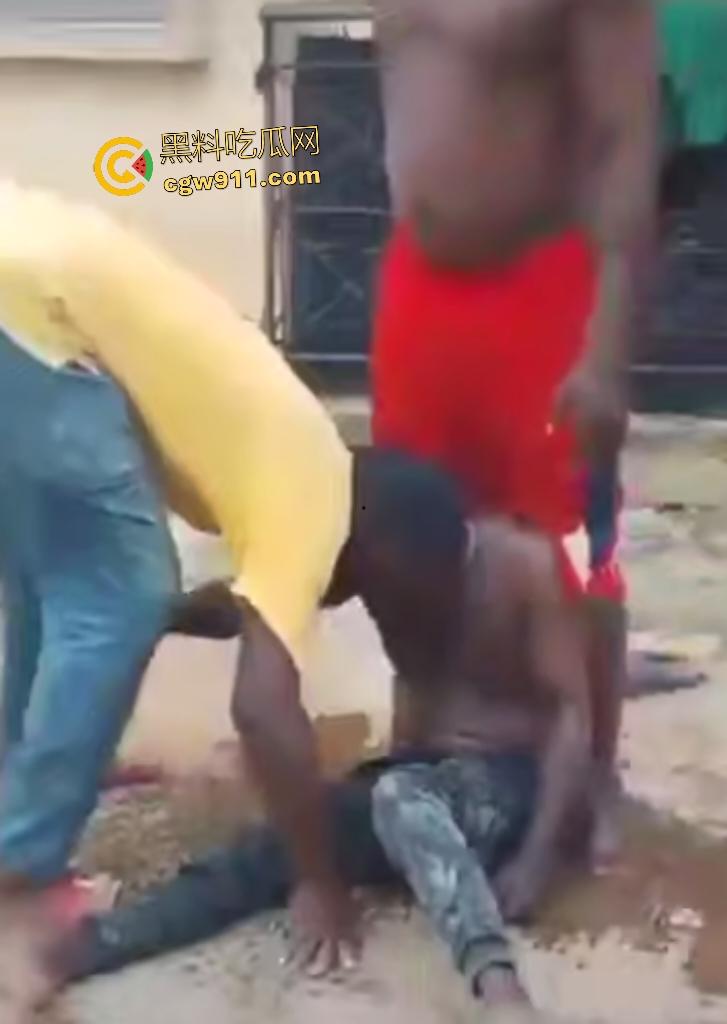 尼日利亚铁血硬汉打赌挑战头顶四袋水泥,不到10秒脊椎崩裂瘫地如烂泥,神经炸裂哑口无言4天后咽气!-6