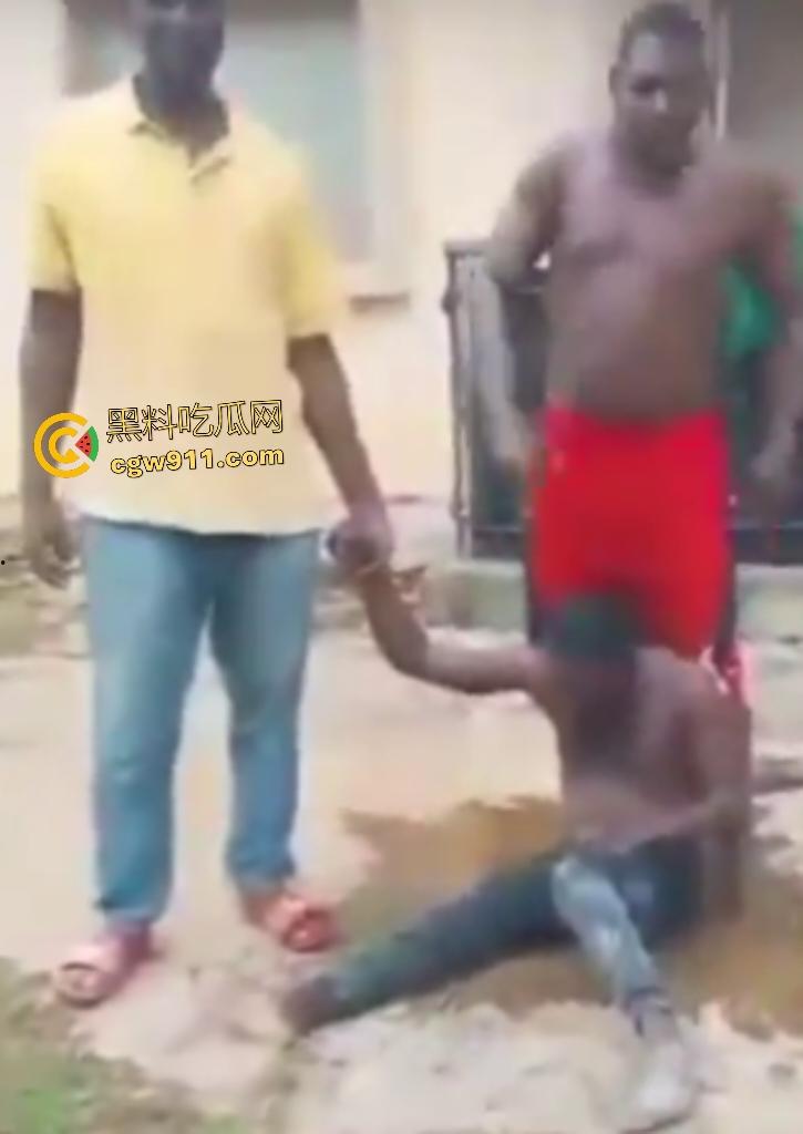 尼日利亚铁血硬汉打赌挑战头顶四袋水泥,不到10秒脊椎崩裂瘫地如烂泥,神经炸裂哑口无言4天后咽气!-8