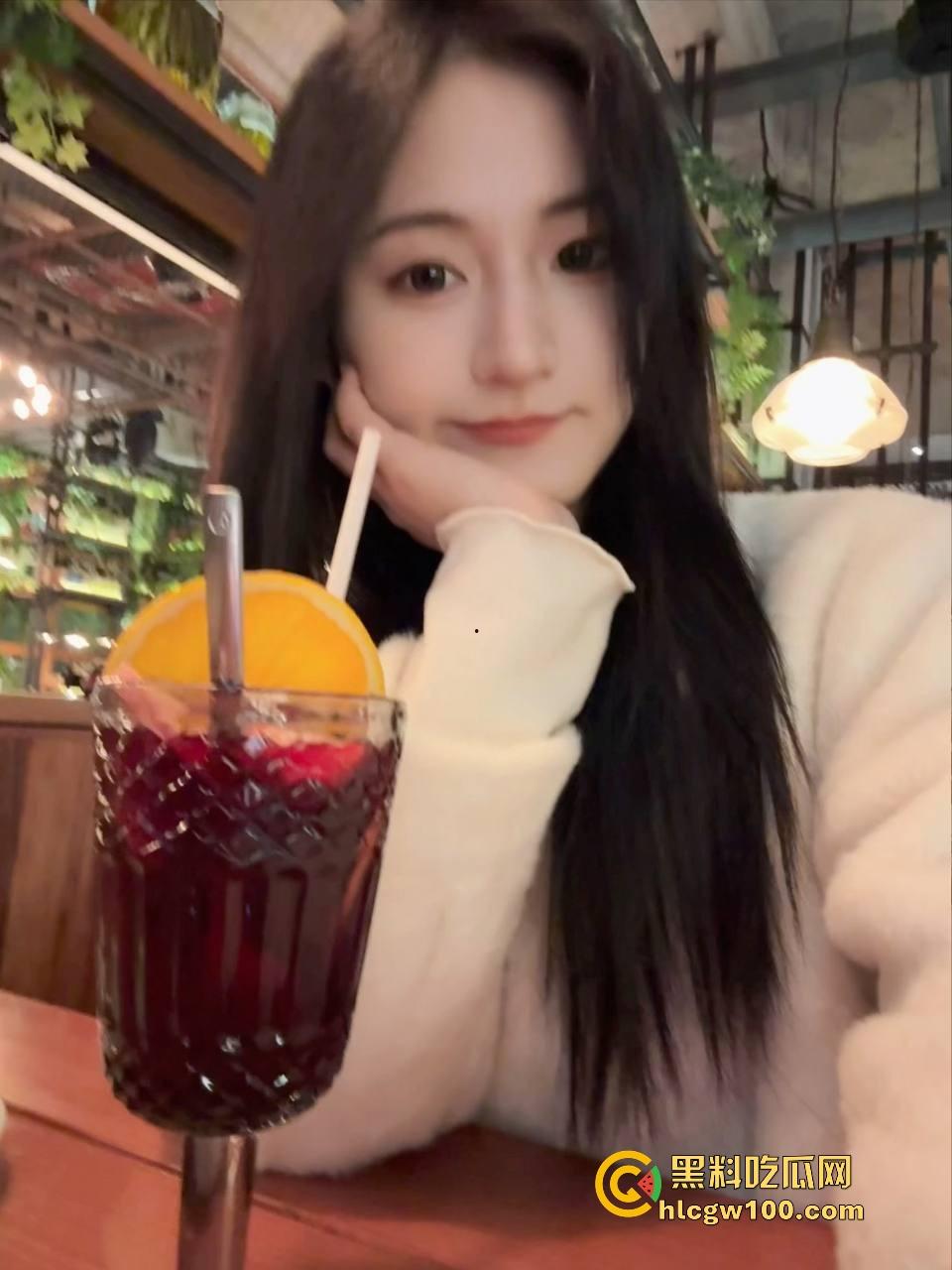 成都骚妹口水流成瀑布,嘴巴湿润得像打了润滑剂,光是想象肉棒进去的画面,肉棒进去怕是1秒缴械直接被秒杀!-1