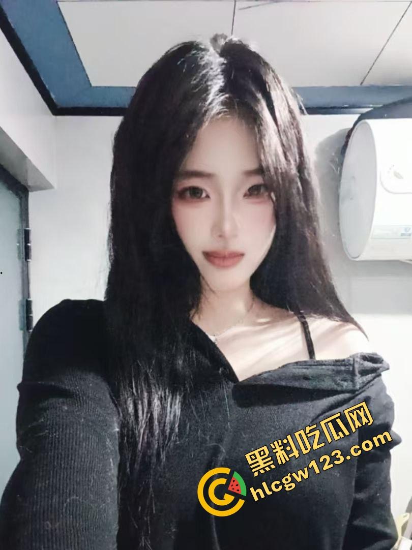 怒火攻心版路边操逼现场曝光，小伙脱裤就插当街透女友批，环卫大爷看傻，快枪十秒完事操完提裤就走！-1