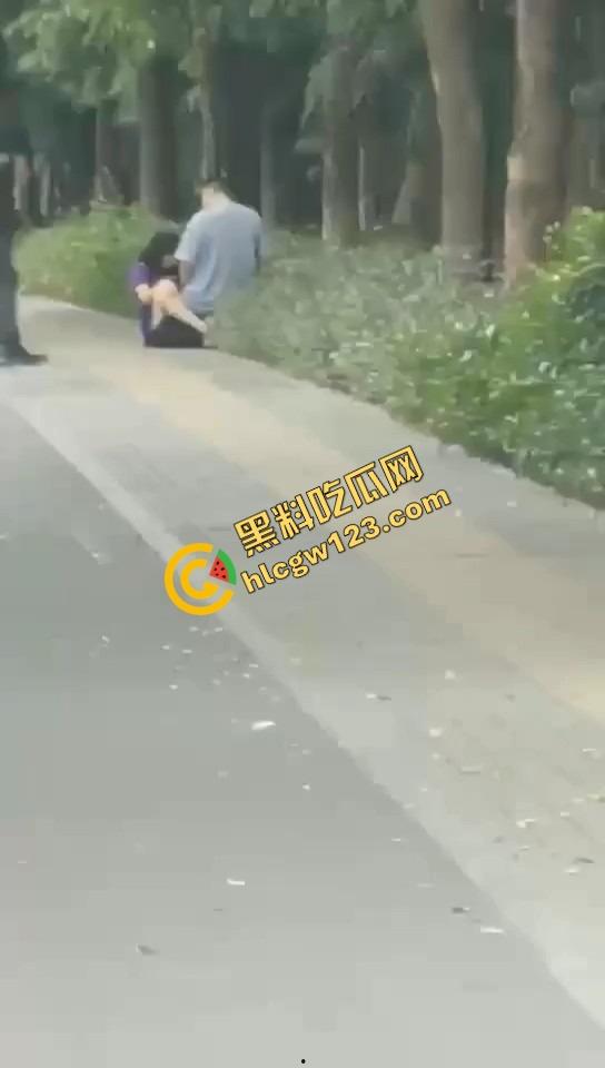 怒火攻心版路边操逼现场曝光，小伙脱裤就插当街透女友批，环卫大爷看傻，快枪十秒完事操完提裤就走！-5