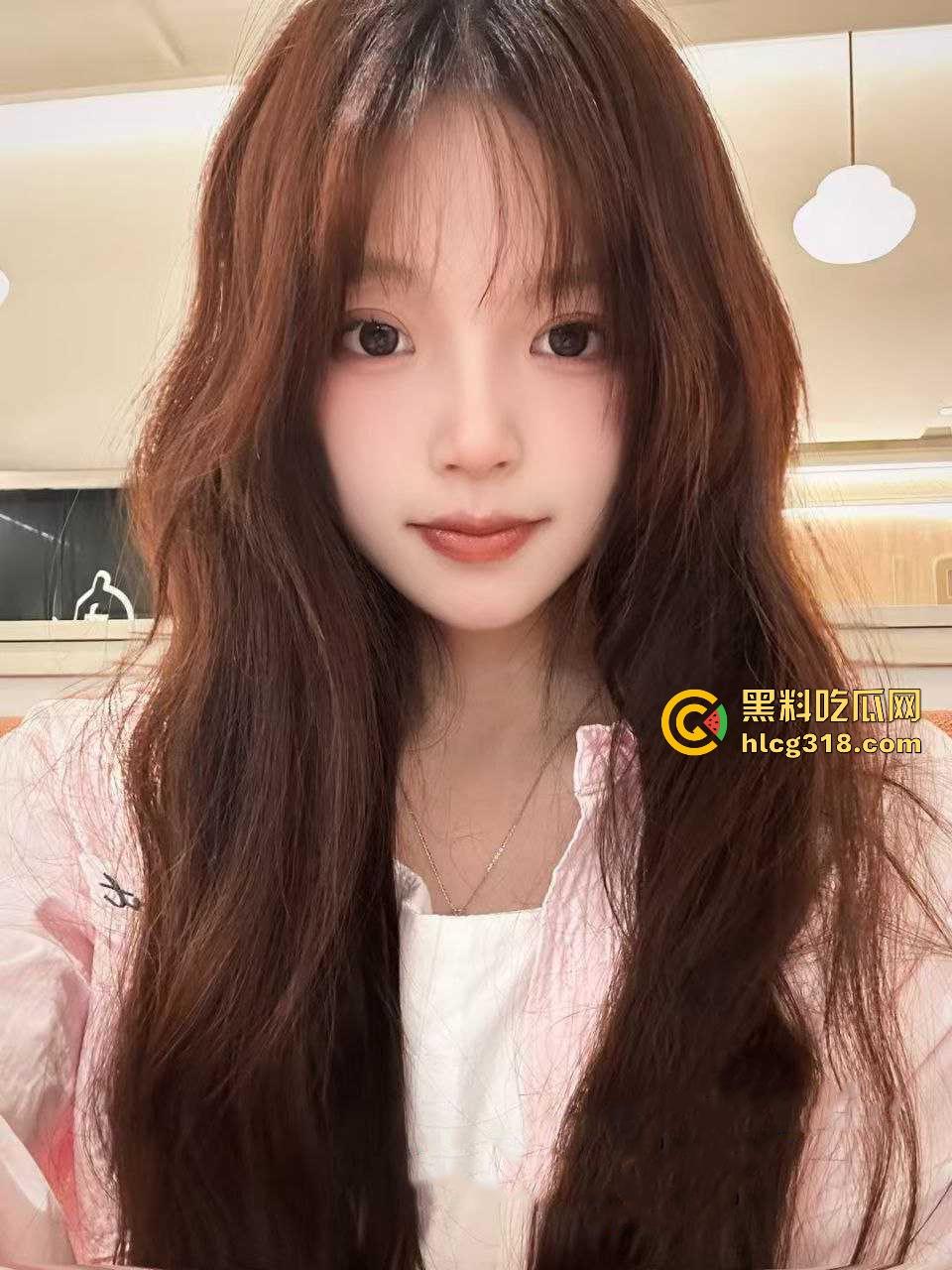 南京大学大一学妹【秦诗瑶】极品高颜值母狗,白丝开裆裤跪在地上吃主人的鸡,极具反差骚气十足!-2