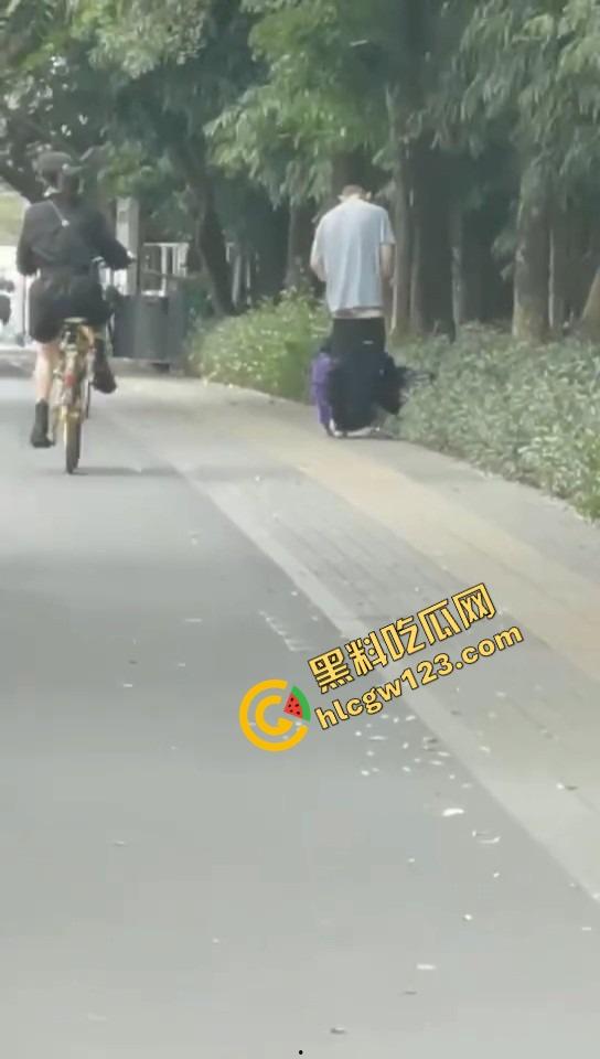 怒火攻心版路边操逼现场曝光，小伙脱裤就插当街透女友批，环卫大爷看傻，快枪十秒完事操完提裤就走！-10