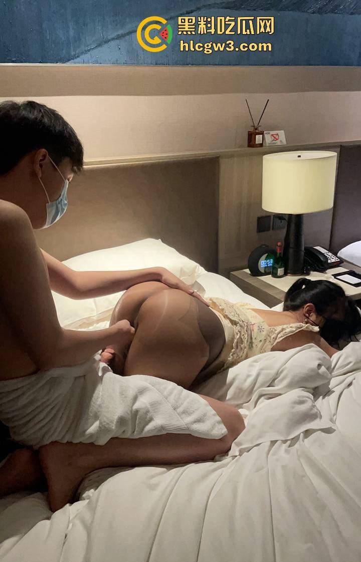 杭州骚逼夫妻『小肥羊不是羊炸』翻天 绿帽老公亲手推妻送操 蒙眼换人3P轮流爆 一家人就是要整整齐齐!-16