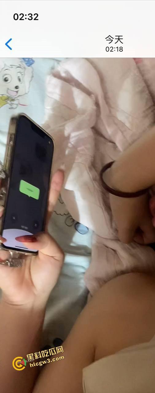 杭州骚逼夫妻『小肥羊不是羊炸』翻天 绿帽老公亲手推妻送操 蒙眼换人3P轮流爆 一家人就是要整整齐齐!-19