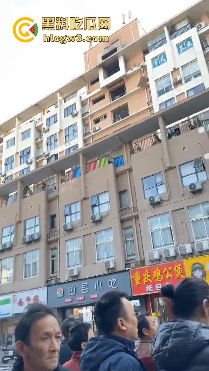 杭州拱墅区孩儿巷电梯爆炸!公寓楼成炸药包,玻璃渣满地伤亡情况不明,工人咋办了?-2