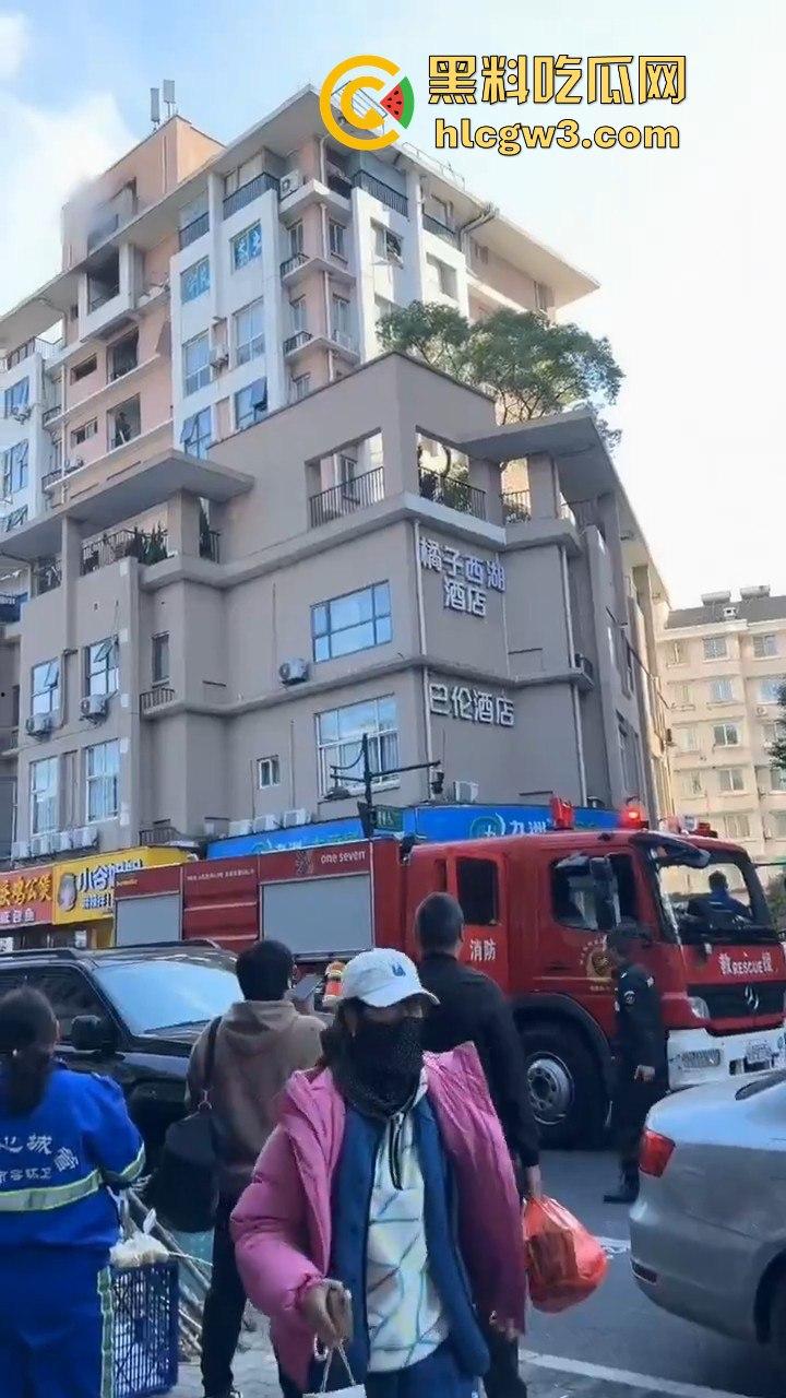 杭州拱墅区孩儿巷电梯爆炸!公寓楼成炸药包,玻璃渣满地伤亡情况不明,工人咋办了?-3