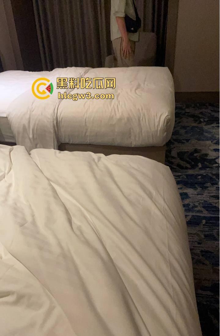 杭州骚逼夫妻『小肥羊不是羊炸』翻天 绿帽老公亲手推妻送操 蒙眼换人3P轮流爆 一家人就是要整整齐齐!-23