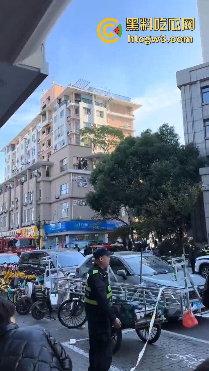 杭州拱墅区孩儿巷电梯爆炸!公寓楼成炸药包,玻璃渣满地伤亡情况不明,工人咋办了?-5