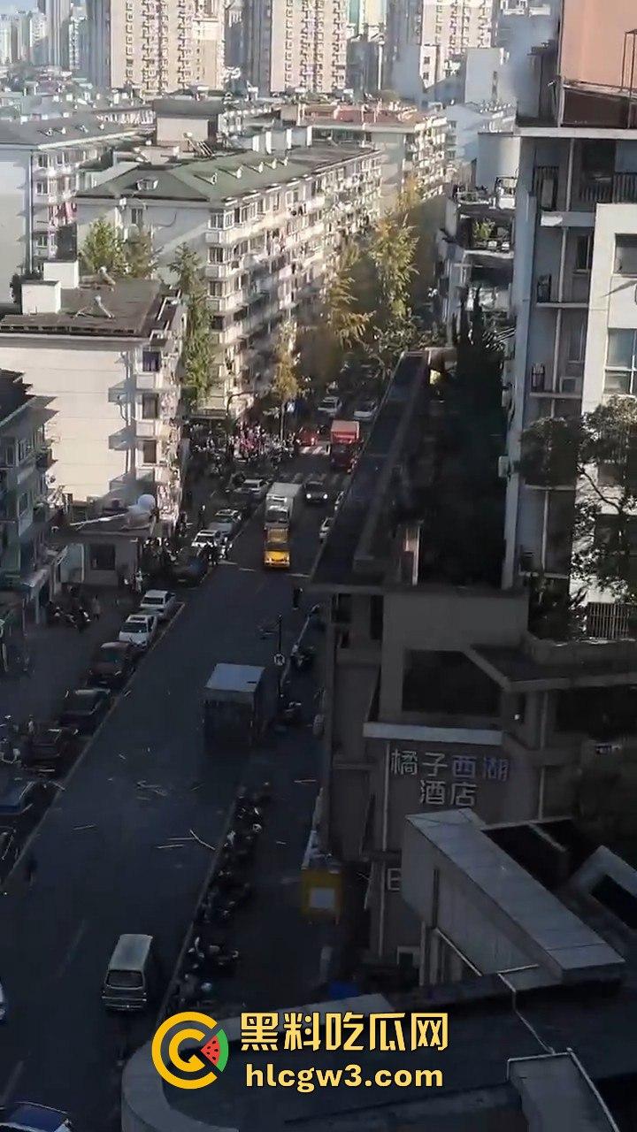 杭州拱墅区孩儿巷电梯爆炸!公寓楼成炸药包,玻璃渣满地伤亡情况不明,工人咋办了?-7