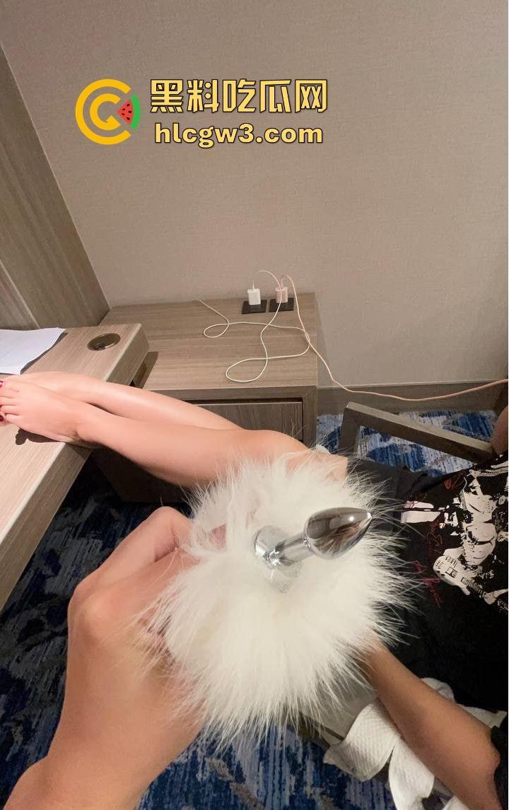 杭州骚逼夫妻『小肥羊不是羊炸』翻天 绿帽老公亲手推妻送操 蒙眼换人3P轮流爆 一家人就是要整整齐齐!-26