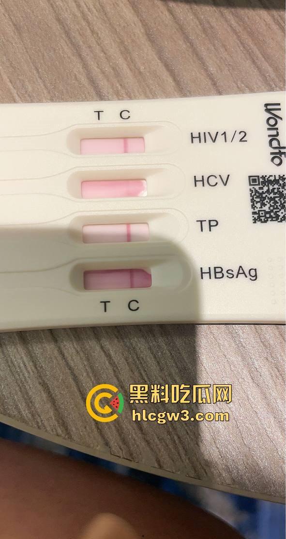 杭州骚逼夫妻『小肥羊不是羊炸』翻天 绿帽老公亲手推妻送操 蒙眼换人3P轮流爆 一家人就是要整整齐齐!-27