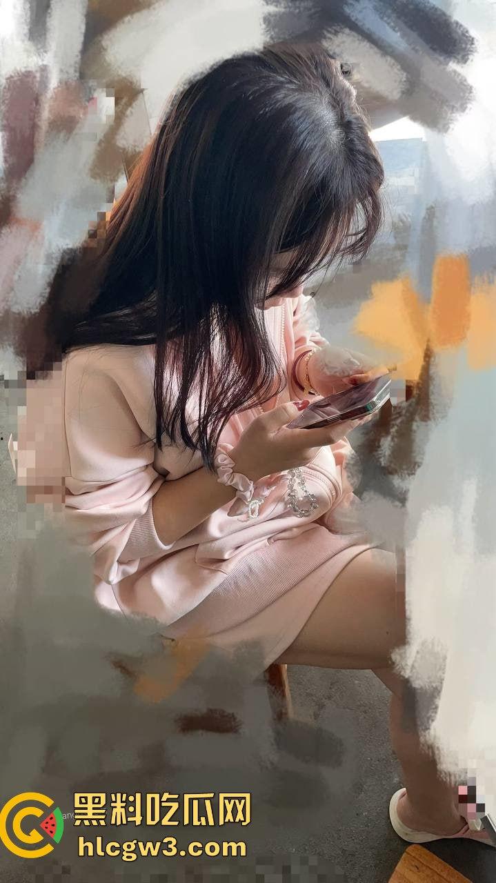 杭州骚逼夫妻『小肥羊不是羊炸』翻天 绿帽老公亲手推妻送操 蒙眼换人3P轮流爆 一家人就是要整整齐齐!-29