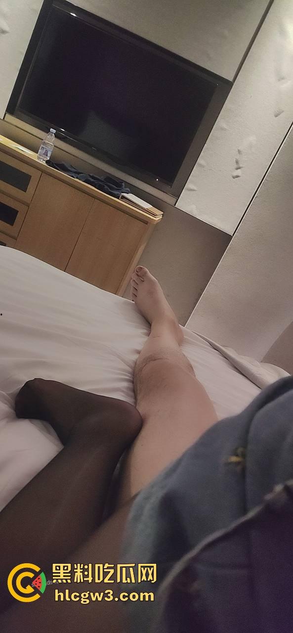 杭州骚逼夫妻『小肥羊不是羊炸』翻天 绿帽老公亲手推妻送操 蒙眼换人3P轮流爆 一家人就是要整整齐齐!-31