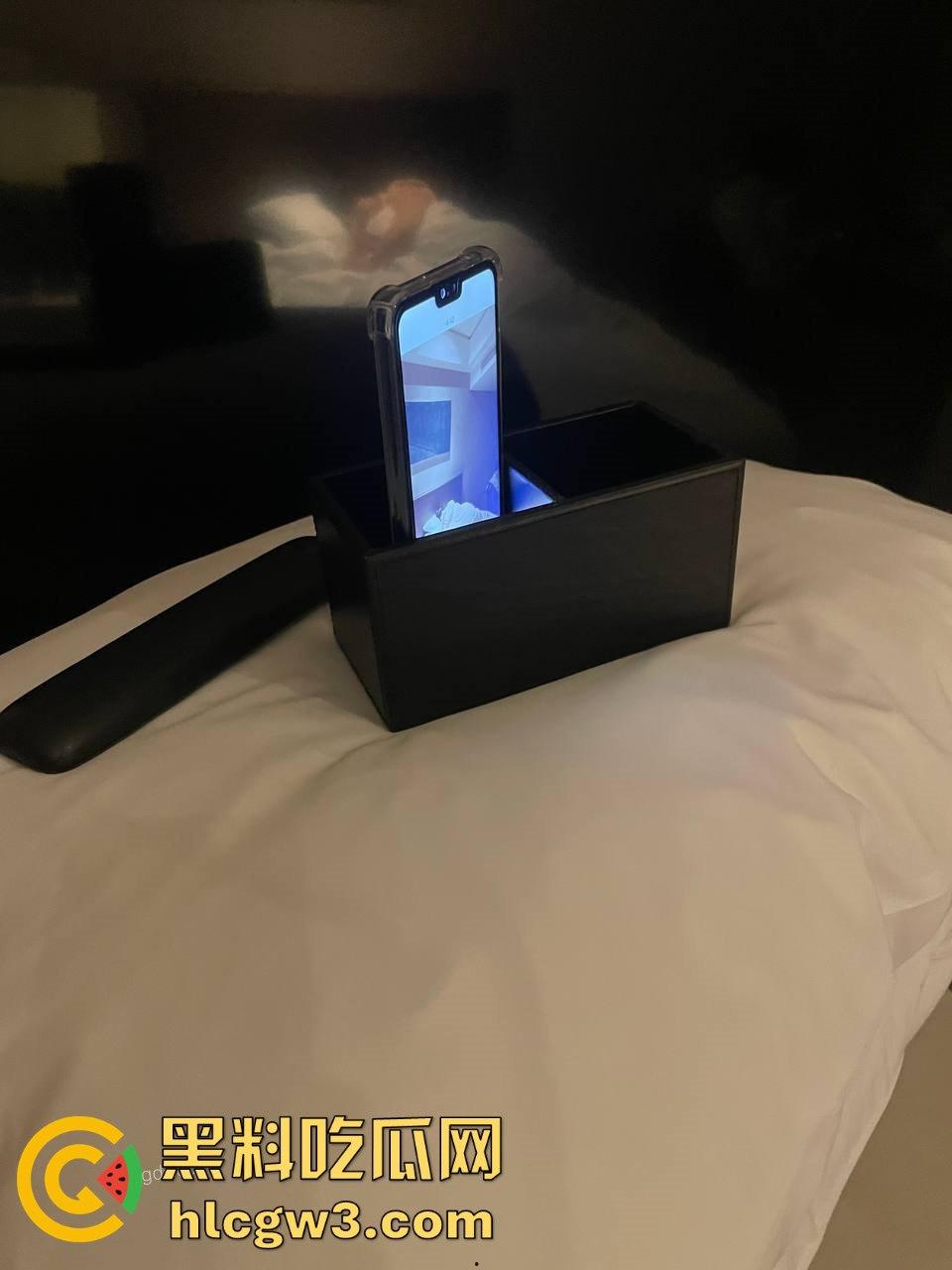 杭州骚逼夫妻『小肥羊不是羊炸』翻天 绿帽老公亲手推妻送操 蒙眼换人3P轮流爆 一家人就是要整整齐齐!-33