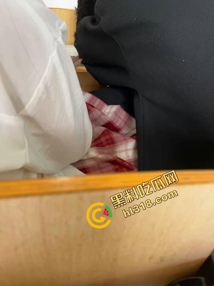 工商大课堂情侣上演当众扣逼,女的一边听课一边夹腿呻吟,逼水湿透凳子,老师讲高数她在学生物!-10