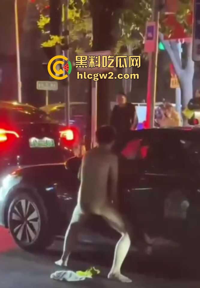 裸男拦车日钢板 黑色汽车成泄欲对象,围观群众笑到胃抽筋, 他是金刚钻转世吧?真TM钢板日穿郎!-2