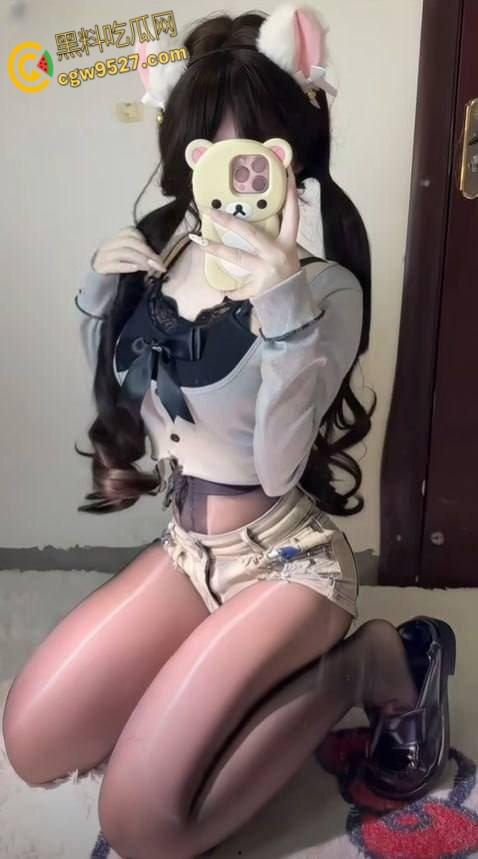 抖音美少女萝莉【曼萝】,小野猫穿肚兜玩弄巨乳,假阳具镜前发骚自慰,平常清纯可爱的妹妹这么反差!-5