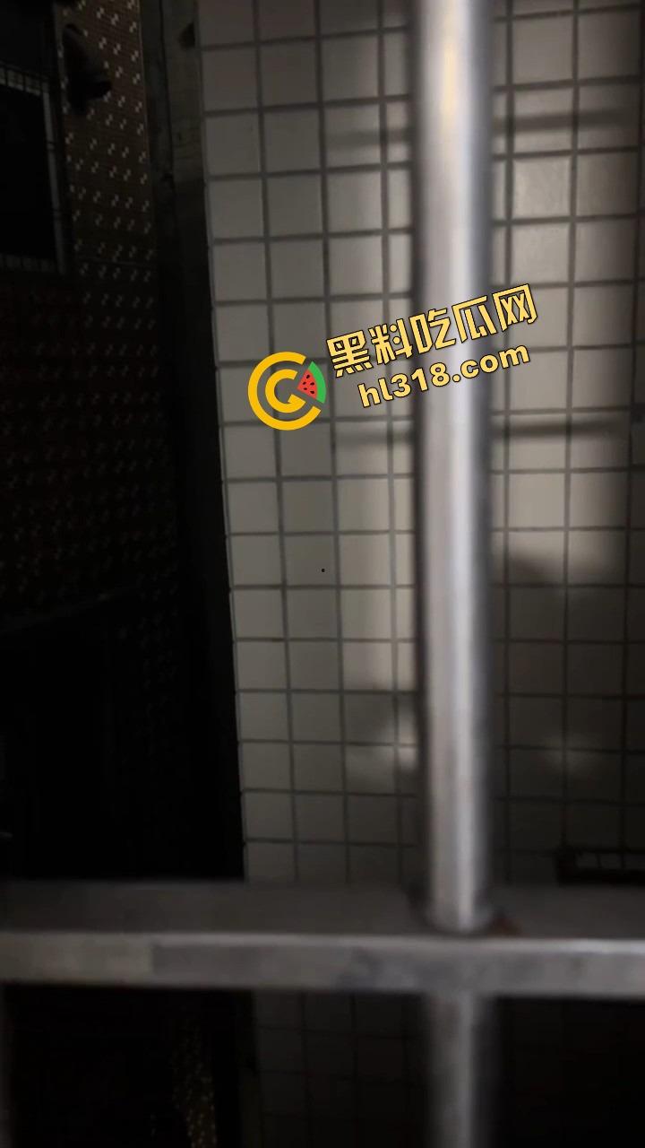 广东城中村夜色，白天空无一人，晚上全是杀猪尖叫此起彼伏，路过都忍不住想下场，必须狠狠操！-9