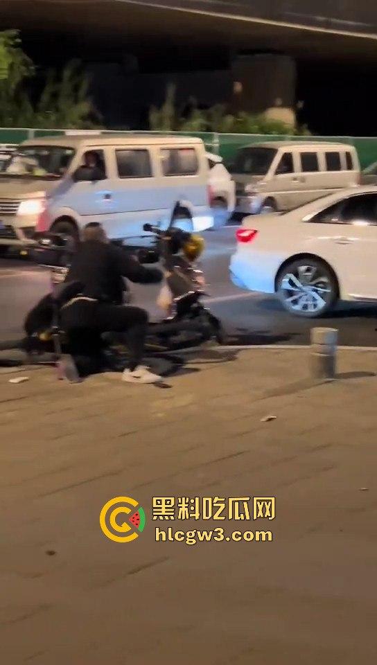 福州酒懵子喝酒喝得发疯,怼孩子当出气筒,要是孩子有刀估计当天就直接火化-4