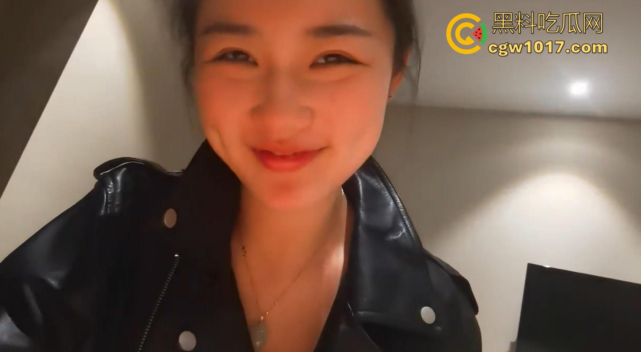 湘潭大学清纯学妹【陈怡婷】跟男友露脸性爱视频曝光,主动跪下深喉口爆,骑乘扭腰粉嫩骚穴一碰就流水!-1