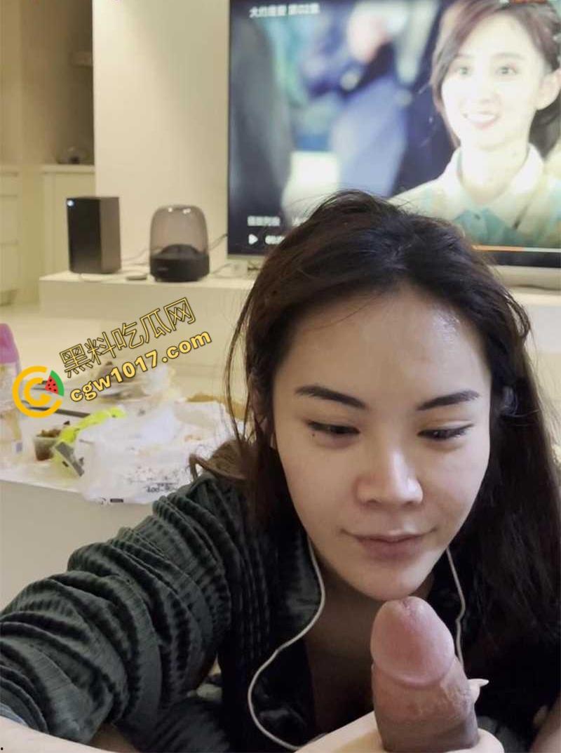 丽江民宿风骚老板娘【孙晓燕】不雅视频曝光,与英俊游客狂野纠缠,露脸舔屌被后入,沦为艳遇之都的名穴热门地!-1