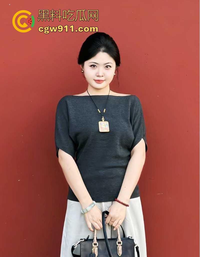 武汉科技大学【李仕晴】不雅视频流出，剃光阴毛穿开档黑丝被狂操，边揉阴蒂边挨干，那奶子真大啊！-3